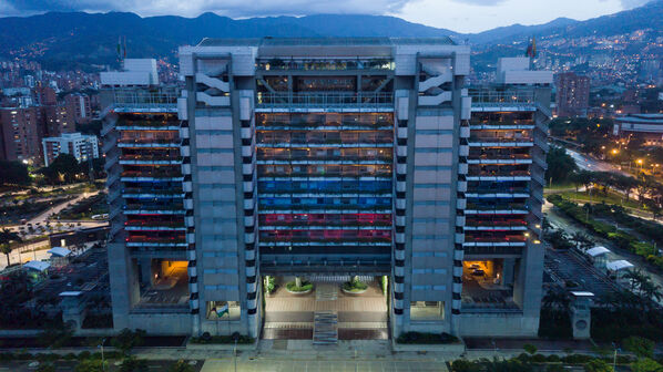 Iluminación Led Edificio EPM Colores Colombia
Iluminación Led Edificio EPM
Fecha: 18 Julio 2020.
Para descargar esta fotografía en alta resolución, haga clic sobre la imagen hasta que la misma se despliegue en la pantalla completa; luego dé clic derecho y elija la opción "guardar imagen como".
En caso de publicación por cualquier medio, solicitamos acompañarla del crédito: "Foto EPM"
Palabras clave: Iluminación Led Edificio EPM Colores Colombia