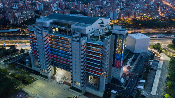 Iluminación Led Edificio EPM Colores Colombia
Iluminación Led Edificio EPM
Fecha: 18 Julio 2020.
Para descargar esta fotografía en alta resolución, haga clic sobre la imagen hasta que la misma se despliegue en la pantalla completa; luego dé clic derecho y elija la opción "guardar imagen como".
En caso de publicación por cualquier medio, solicitamos acompañarla del crédito: "Foto EPM"
Palabras clave: Iluminación Led Edificio EPM Colores Colombia