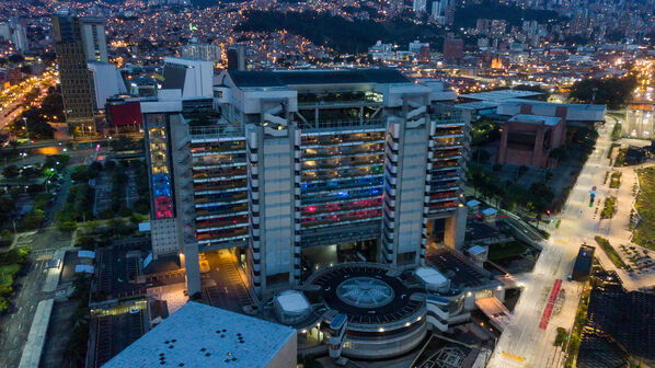 Iluminación Led Edificio EPM Colores Colombia
Iluminación Led Edificio EPM
Fecha: 18 Julio 2020.
Para descargar esta fotografía en alta resolución, haga clic sobre la imagen hasta que la misma se despliegue en la pantalla completa; luego dé clic derecho y elija la opción "guardar imagen como".
En caso de publicación por cualquier medio, solicitamos acompañarla del crédito: "Foto EPM"
Palabras clave: Iluminación Led Edificio EPM Colores Colombia