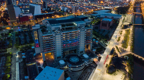 Iluminación Led Edificio EPM Colores Colombia
Iluminación Led Edificio EPM
Fecha: 18 Julio 2020.
Para descargar esta fotografía en alta resolución, haga clic sobre la imagen hasta que la misma se despliegue en la pantalla completa; luego dé clic derecho y elija la opción "guardar imagen como".
En caso de publicación por cualquier medio, solicitamos acompañarla del crédito: "Foto EPM"
Palabras clave: Iluminación Led Edificio EPM Colores Colombia