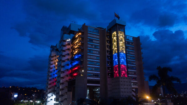 Iluminación Led Edificio EPM Colores Colombia
Iluminación Led Edificio EPM
Fecha: 18 Julio 2020.
Para descargar esta fotografía en alta resolución, haga clic sobre la imagen hasta que la misma se despliegue en la pantalla completa; luego dé clic derecho y elija la opción "guardar imagen como".
En caso de publicación por cualquier medio, solicitamos acompañarla del crédito: "Foto EPM"
Palabras clave: Iluminación Led Edificio EPM Colores Colombia