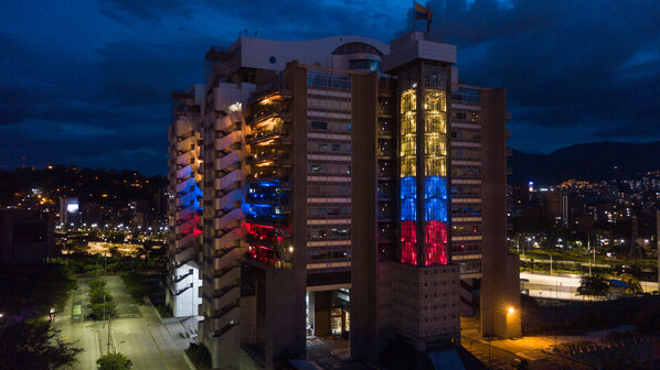 Iluminación Led Edificio EPM Colores Colombia
Iluminación Led Edificio EPM
Fecha: 18 Julio 2020.
Para descargar esta fotografía en alta resolución, haga clic sobre la imagen hasta que la misma se despliegue en la pantalla completa; luego dé clic derecho y elija la opción "guardar imagen como".
En caso de publicación por cualquier medio, solicitamos acompañarla del crédito: "Foto EPM"
Palabras clave: Iluminación Led Edificio EPM Colores Colombia