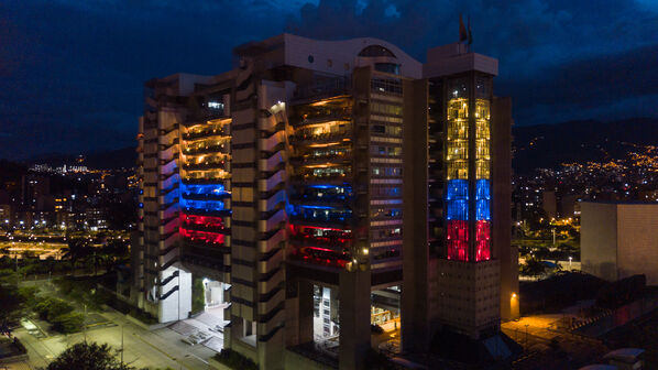 Iluminación Led Edificio EPM Colores Colombia
Iluminación Led Edificio EPM
Fecha: 18 Julio 2020.
Para descargar esta fotografía en alta resolución, haga clic sobre la imagen hasta que la misma se despliegue en la pantalla completa; luego dé clic derecho y elija la opción "guardar imagen como".
En caso de publicación por cualquier medio, solicitamos acompañarla del crédito: "Foto EPM"
Palabras clave: Iluminación Led Edificio EPM Colores Colombia