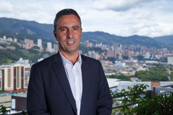 Gerente general  EPM Jorge Londoño
Gerente general de EPM Jorge Londoño de la Cuesta.
Fecha: Julio 26 de 2017.
Para descargar esta fotografía en alta resolución, haga clic sobre la imagen hasta que la misma se despliegue en la pantalla completa; luego dé clic derecho y elija la opción "guardar imagen como". 
En caso de publicación por cualquier medio, solicitamos acompañarla del crédito: "Foto EPM"
Palabras clave: Gerente general  EPM Jorge Londoño