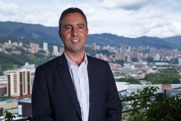 Gerente general  EPM Jorge Londoño
Gerente general de EPM Jorge Londoño de la Cuesta.
Fecha: Julio 26 de 2017.
Para descargar esta fotografía en alta resolución, haga clic sobre la imagen hasta que la misma se despliegue en la pantalla completa; luego dé clic derecho y elija la opción "guardar imagen como". 
En caso de publicación por cualquier medio, solicitamos acompañarla del crédito: "Foto EPM"
Palabras clave: Gerente general  EPM Jorge Londoño