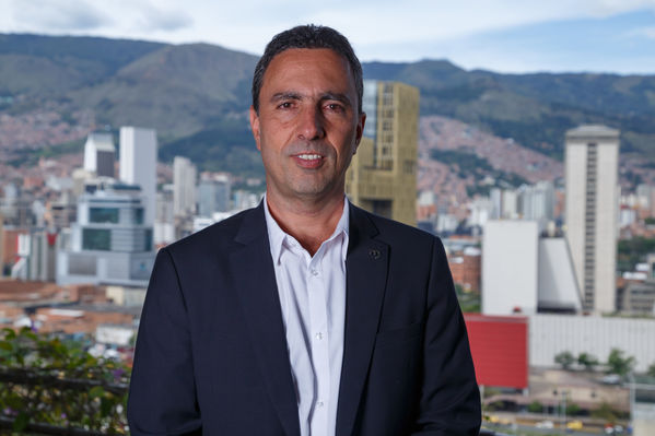 Gerente general  EPM Jorge Londoño
Gerente general de EPM Jorge Londoño de la Cuesta.
Fecha: Julio 26 de 2017.
Para descargar esta fotografía en alta resolución, haga clic sobre la imagen hasta que la misma se despliegue en la pantalla completa; luego dé clic derecho y elija la opción "guardar imagen como". 
En caso de publicación por cualquier medio, solicitamos acompañarla del crédito: "Foto EPM"
Palabras clave: Gerente general  EPM Jorge Londoño