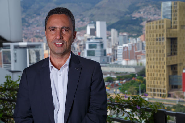 Gerente general  EPM Jorge Londoño
Gerente general de EPM Jorge Londoño de la Cuesta.
Fecha: Julio 26 de 2017.
Para descargar esta fotografía en alta resolución, haga clic sobre la imagen hasta que la misma se despliegue en la pantalla completa; luego dé clic derecho y elija la opción "guardar imagen como". 
En caso de publicación por cualquier medio, solicitamos acompañarla del crédito: "Foto EPM"
Palabras clave: Gerente general  EPM Jorge Londoño