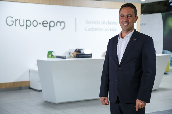 Gerente general  EPM Jorge Londoño
Gerente general de EPM Jorge Londoño de la Cuesta.
Fecha: Julio 26 de 2017.
Para descargar esta fotografía en alta resolución, haga clic sobre la imagen hasta que la misma se despliegue en la pantalla completa; luego dé clic derecho y elija la opción "guardar imagen como". 
En caso de publicación por cualquier medio, solicitamos acompañarla del crédito: "Foto EPM"
Palabras clave: Gerente general  EPM Jorge Londoño