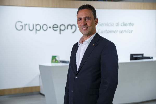 Gerente general  EPM Jorge Londoño
Gerente general de EPM Jorge Londoño de la Cuesta.
Fecha: Julio 26 de 2017.
Para descargar esta fotografía en alta resolución, haga clic sobre la imagen hasta que la misma se despliegue en la pantalla completa; luego dé clic derecho y elija la opción "guardar imagen como". 
En caso de publicación por cualquier medio, solicitamos acompañarla del crédito: "Foto EPM"
Palabras clave: Gerente general  EPM Jorge Londoño