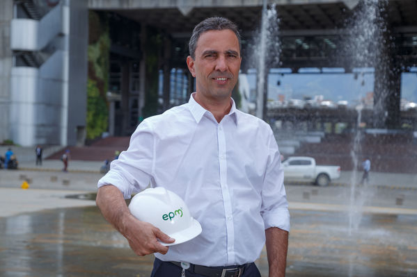 Gerente general  EPM Jorge Londoño
Gerente general de EPM Jorge Londoño de la Cuesta.
Fecha: Julio 26 de 2017.
Para descargar esta fotografía en alta resolución, haga clic sobre la imagen hasta que la misma se despliegue en la pantalla completa; luego dé clic derecho y elija la opción "guardar imagen como". 
En caso de publicación por cualquier medio, solicitamos acompañarla del crédito: "Foto EPM"
Palabras clave: Gerente general  EPM Jorge Londoño