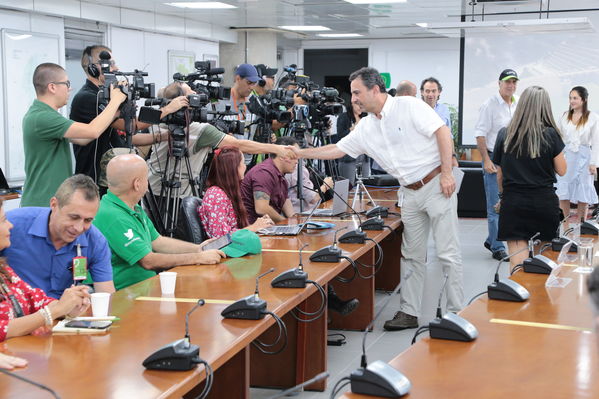 Rueda prensa  Modificación estado alerta
Rueda de prensa-Modificación estado de alerta
Fecha: Julio 26 de 2019. 
Para descargar esta fotografía en alta resolución, haga clic sobre la imagen hasta que la misma se despliegue en la pantalla completa; luego dé clic derecho y elija la opción "guardar imagen como". 
En caso de publicación por cualquier medio, solicitamos acompañarla del crédito: "Foto EPM"
Palabras clave: Rueda prensa  Modificación estado alerta