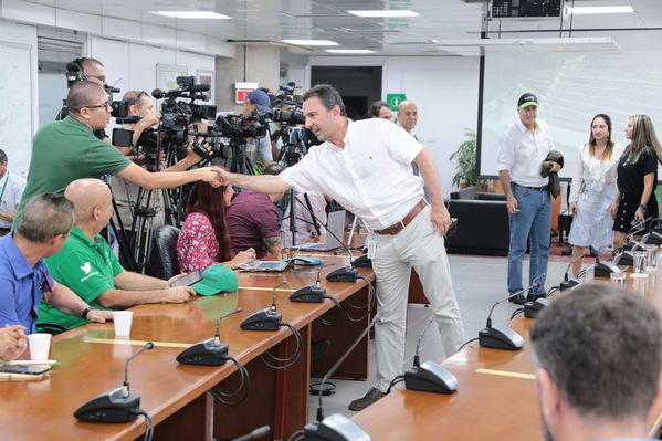 Rueda prensa  Modificación estado alerta
Rueda de prensa-Modificación estado de alerta
Fecha: Julio 26 de 2019. 
Para descargar esta fotografía en alta resolución, haga clic sobre la imagen hasta que la misma se despliegue en la pantalla completa; luego dé clic derecho y elija la opción "guardar imagen como". 
En caso de publicación por cualquier medio, solicitamos acompañarla del crédito: "Foto EPM"
Palabras clave: Rueda prensa  Modificación estado alerta