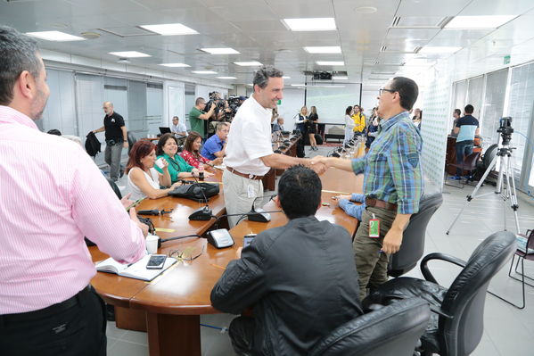 Rueda prensa  Modificación estado alerta
Rueda de prensa-Modificación estado de alerta
Fecha: Julio 26 de 2019. 
Para descargar esta fotografía en alta resolución, haga clic sobre la imagen hasta que la misma se despliegue en la pantalla completa; luego dé clic derecho y elija la opción "guardar imagen como". 
En caso de publicación por cualquier medio, solicitamos acompañarla del crédito: "Foto EPM"
Palabras clave: Rueda prensa  Modificación estado alerta