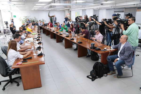 Rueda prensa  Modificación estado alerta
Rueda de prensa-Modificación estado de alerta
Fecha: Julio 26 de 2019. 
Para descargar esta fotografía en alta resolución, haga clic sobre la imagen hasta que la misma se despliegue en la pantalla completa; luego dé clic derecho y elija la opción "guardar imagen como". 
En caso de publicación por cualquier medio, solicitamos acompañarla del crédito: "Foto EPM"
Palabras clave: Rueda prensa  Modificación estado alerta