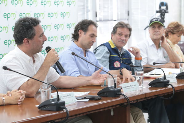 Rueda prensa  Modificación estado alerta
Rueda de prensa-Modificación estado de alerta
Fecha: Julio 26 de 2019. 
Para descargar esta fotografía en alta resolución, haga clic sobre la imagen hasta que la misma se despliegue en la pantalla completa; luego dé clic derecho y elija la opción "guardar imagen como". 
En caso de publicación por cualquier medio, solicitamos acompañarla del crédito: "Foto EPM"
Palabras clave: Rueda prensa  Modificación estado alerta