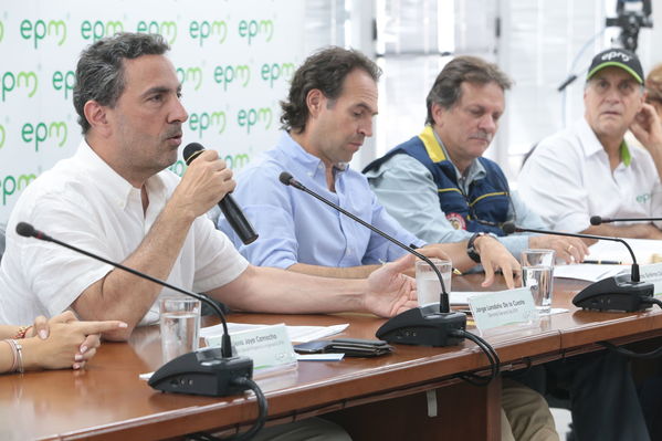 Rueda prensa  Modificación estado alerta
Rueda de prensa-Modificación estado de alerta
Fecha: Julio 26 de 2019. 
Para descargar esta fotografía en alta resolución, haga clic sobre la imagen hasta que la misma se despliegue en la pantalla completa; luego dé clic derecho y elija la opción "guardar imagen como". 
En caso de publicación por cualquier medio, solicitamos acompañarla del crédito: "Foto EPM"
Palabras clave: Rueda prensa  Modificación estado alerta