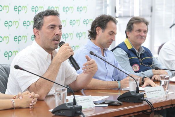 Rueda prensa  Modificación estado alerta
Rueda de prensa-Modificación estado de alerta
Fecha: Julio 26 de 2019. 
Para descargar esta fotografía en alta resolución, haga clic sobre la imagen hasta que la misma se despliegue en la pantalla completa; luego dé clic derecho y elija la opción "guardar imagen como". 
En caso de publicación por cualquier medio, solicitamos acompañarla del crédito: "Foto EPM"
Palabras clave: Rueda prensa  Modificación estado alerta