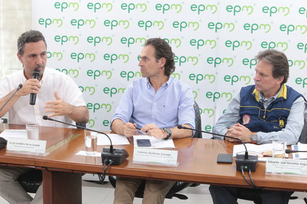 Rueda prensa  Modificación estado alerta
Rueda de prensa-Modificación estado de alerta
Fecha: Julio 26 de 2019. 
Para descargar esta fotografía en alta resolución, haga clic sobre la imagen hasta que la misma se despliegue en la pantalla completa; luego dé clic derecho y elija la opción "guardar imagen como". 
En caso de publicación por cualquier medio, solicitamos acompañarla del crédito: "Foto EPM"
Palabras clave: Rueda prensa  Modificación estado alerta