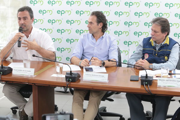 Rueda prensa  Modificación estado alerta
Rueda de prensa-Modificación estado de alerta
Fecha: Julio 26 de 2019. 
Para descargar esta fotografía en alta resolución, haga clic sobre la imagen hasta que la misma se despliegue en la pantalla completa; luego dé clic derecho y elija la opción "guardar imagen como". 
En caso de publicación por cualquier medio, solicitamos acompañarla del crédito: "Foto EPM"
Palabras clave: Rueda prensa  Modificación estado alerta
