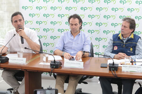 Rueda prensa  Modificación estado alerta
Rueda de prensa-Modificación estado de alerta
Fecha: Julio 26 de 2019. 
Para descargar esta fotografía en alta resolución, haga clic sobre la imagen hasta que la misma se despliegue en la pantalla completa; luego dé clic derecho y elija la opción "guardar imagen como". 
En caso de publicación por cualquier medio, solicitamos acompañarla del crédito: "Foto EPM"
Palabras clave: Rueda prensa  Modificación estado alerta