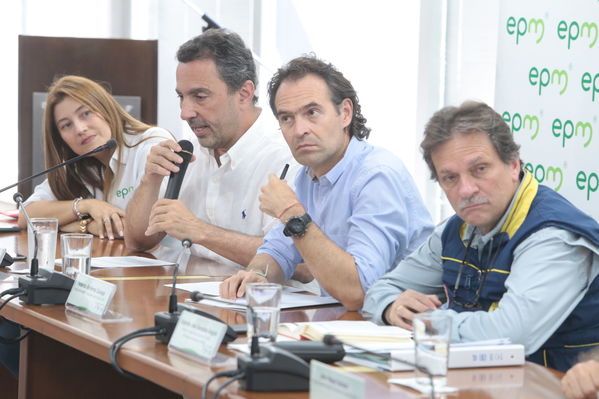Rueda prensa  Modificación estado alerta
Rueda de prensa-Modificación estado de alerta
Fecha: Julio 26 de 2019. 
Para descargar esta fotografía en alta resolución, haga clic sobre la imagen hasta que la misma se despliegue en la pantalla completa; luego dé clic derecho y elija la opción "guardar imagen como". 
En caso de publicación por cualquier medio, solicitamos acompañarla del crédito: "Foto EPM"
Palabras clave: Rueda prensa  Modificación estado alerta