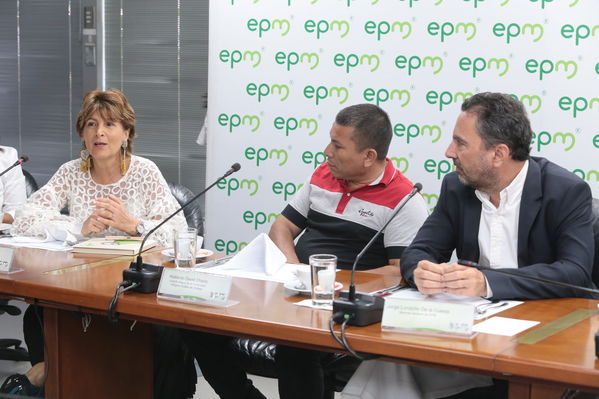 Conversatorio acuerdos comunidad Nutabe
Conversatorio acuerdos comunidad Nutabe.
Fecha: 4 Julio 2019
Para descargar esta fotografía en alta resolución, haga clic sobre la imagen hasta que la misma se despliegue en la pantalla completa; luego dé clic derecho y elija la opción "guardar imagen como". 
En caso de publicación por cualquier medio, solicitamos acompañarla del crédito: "Foto EPM"
Palabras clave: Conversatorio acuerdos comunidad Nutabe