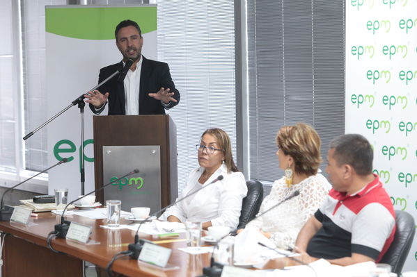 Conversatorio acuerdos comunidad Nutabe
Conversatorio acuerdos comunidad Nutabe.
Fecha: 4 Julio 2019
Para descargar esta fotografía en alta resolución, haga clic sobre la imagen hasta que la misma se despliegue en la pantalla completa; luego dé clic derecho y elija la opción "guardar imagen como". 
En caso de publicación por cualquier medio, solicitamos acompañarla del crédito: "Foto EPM"
Palabras clave: Conversatorio acuerdos comunidad Nutabe