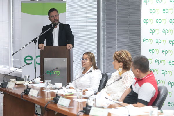 Conversatorio acuerdos comunidad Nutabe
Conversatorio acuerdos comunidad Nutabe.
Fecha: 4 Julio 2019
Para descargar esta fotografía en alta resolución, haga clic sobre la imagen hasta que la misma se despliegue en la pantalla completa; luego dé clic derecho y elija la opción "guardar imagen como". 
En caso de publicación por cualquier medio, solicitamos acompañarla del crédito: "Foto EPM"
Palabras clave: Conversatorio acuerdos comunidad Nutabe
