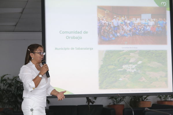 Conversatorio acuerdos comunidad Nutabe
Conversatorio acuerdos comunidad Nutabe.
Fecha: 4 Julio 2019
Para descargar esta fotografía en alta resolución, haga clic sobre la imagen hasta que la misma se despliegue en la pantalla completa; luego dé clic derecho y elija la opción "guardar imagen como". 
En caso de publicación por cualquier medio, solicitamos acompañarla del crédito: "Foto EPM"
Palabras clave: Conversatorio acuerdos comunidad Nutabe