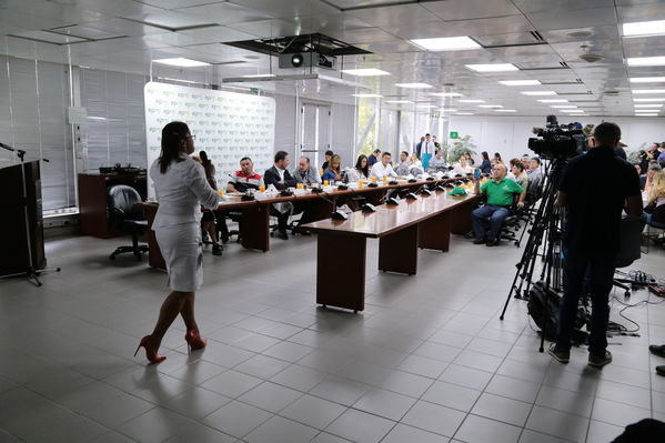 Conversatorio acuerdos comunidad Nutabe
Conversatorio acuerdos comunidad Nutabe.
Fecha: 4 Julio 2019
Para descargar esta fotografía en alta resolución, haga clic sobre la imagen hasta que la misma se despliegue en la pantalla completa; luego dé clic derecho y elija la opción "guardar imagen como". 
En caso de publicación por cualquier medio, solicitamos acompañarla del crédito: "Foto EPM"
Palabras clave: Conversatorio acuerdos comunidad Nutabe