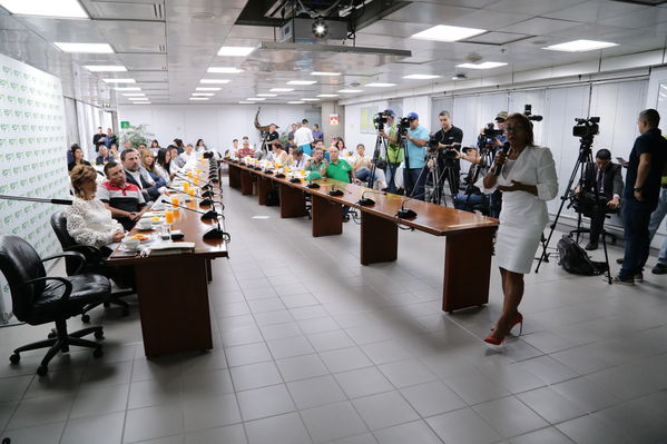 Conversatorio acuerdos comunidad Nutabe
Conversatorio acuerdos comunidad Nutabe.
Fecha: 4 Julio 2019
Para descargar esta fotografía en alta resolución, haga clic sobre la imagen hasta que la misma se despliegue en la pantalla completa; luego dé clic derecho y elija la opción "guardar imagen como". 
En caso de publicación por cualquier medio, solicitamos acompañarla del crédito: "Foto EPM"
Palabras clave: Conversatorio acuerdos comunidad Nutabe