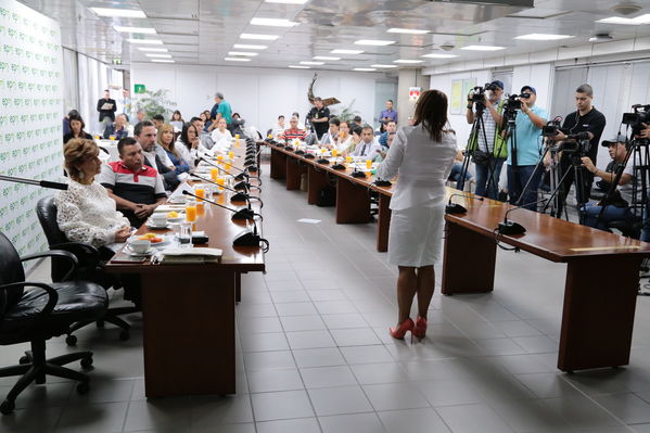 Conversatorio acuerdos comunidad Nutabe
Conversatorio acuerdos comunidad Nutabe.
Fecha: 4 Julio 2019
Para descargar esta fotografía en alta resolución, haga clic sobre la imagen hasta que la misma se despliegue en la pantalla completa; luego dé clic derecho y elija la opción "guardar imagen como". 
En caso de publicación por cualquier medio, solicitamos acompañarla del crédito: "Foto EPM"
Palabras clave: Conversatorio acuerdos comunidad Nutabe