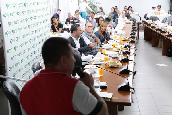 Conversatorio acuerdos comunidad Nutabe
Conversatorio acuerdos comunidad Nutabe.
Fecha: 4 Julio 2019
Para descargar esta fotografía en alta resolución, haga clic sobre la imagen hasta que la misma se despliegue en la pantalla completa; luego dé clic derecho y elija la opción "guardar imagen como". 
En caso de publicación por cualquier medio, solicitamos acompañarla del crédito: "Foto EPM"
Palabras clave: Conversatorio acuerdos comunidad Nutabe