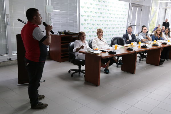 Conversatorio acuerdos comunidad Nutabe
Conversatorio acuerdos comunidad Nutabe.
Fecha: 4 Julio 2019
Para descargar esta fotografía en alta resolución, haga clic sobre la imagen hasta que la misma se despliegue en la pantalla completa; luego dé clic derecho y elija la opción "guardar imagen como". 
En caso de publicación por cualquier medio, solicitamos acompañarla del crédito: "Foto EPM"
Palabras clave: Conversatorio acuerdos comunidad Nutabe