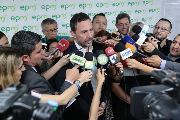 Conversatorio acuerdos comunidad Nutabe
Conversatorio acuerdos comunidad Nutabe.
Fecha: 4 Julio 2019
Para descargar esta fotografía en alta resolución, haga clic sobre la imagen hasta que la misma se despliegue en la pantalla completa; luego dé clic derecho y elija la opción "guardar imagen como". 
En caso de publicación por cualquier medio, solicitamos acompañarla del crédito: "Foto EPM"
Palabras clave: Conversatorio acuerdos comunidad Nutabe