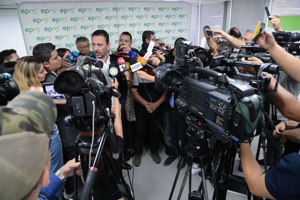 Conversatorio acuerdos comunidad Nutabe
Conversatorio acuerdos comunidad Nutabe.
Fecha: 4 Julio 2019
Para descargar esta fotografía en alta resolución, haga clic sobre la imagen hasta que la misma se despliegue en la pantalla completa; luego dé clic derecho y elija la opción "guardar imagen como". 
En caso de publicación por cualquier medio, solicitamos acompañarla del crédito: "Foto EPM"
Palabras clave: Conversatorio acuerdos comunidad Nutabe