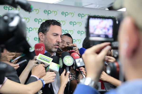 Conversatorio acuerdos comunidad Nutabe
Conversatorio acuerdos comunidad Nutabe.
Fecha: 4 Julio 2019
Para descargar esta fotografía en alta resolución, haga clic sobre la imagen hasta que la misma se despliegue en la pantalla completa; luego dé clic derecho y elija la opción "guardar imagen como". 
En caso de publicación por cualquier medio, solicitamos acompañarla del crédito: "Foto EPM"
Palabras clave: Conversatorio acuerdos comunidad Nutabe