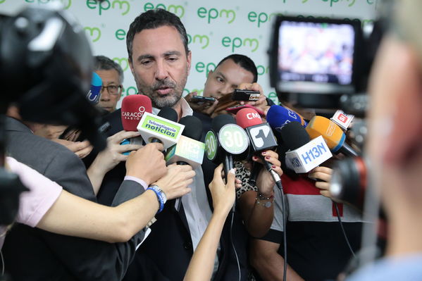 Conversatorio acuerdos comunidad Nutabe
Conversatorio acuerdos comunidad Nutabe.
Fecha: 4 Julio 2019
Para descargar esta fotografía en alta resolución, haga clic sobre la imagen hasta que la misma se despliegue en la pantalla completa; luego dé clic derecho y elija la opción "guardar imagen como". 
En caso de publicación por cualquier medio, solicitamos acompañarla del crédito: "Foto EPM"
Palabras clave: Conversatorio acuerdos comunidad Nutabe
