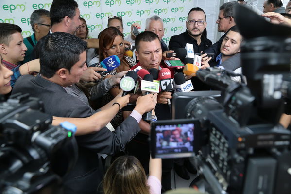 Conversatorio acuerdos comunidad Nutabe
Conversatorio acuerdos comunidad Nutabe.
Fecha: 4 Julio 2019
Para descargar esta fotografía en alta resolución, haga clic sobre la imagen hasta que la misma se despliegue en la pantalla completa; luego dé clic derecho y elija la opción "guardar imagen como". 
En caso de publicación por cualquier medio, solicitamos acompañarla del crédito: "Foto EPM"
Palabras clave: Conversatorio acuerdos comunidad Nutabe