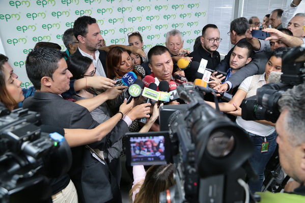 Conversatorio acuerdos comunidad Nutabe
Conversatorio acuerdos comunidad Nutabe.
Fecha: 4 Julio 2019
Para descargar esta fotografía en alta resolución, haga clic sobre la imagen hasta que la misma se despliegue en la pantalla completa; luego dé clic derecho y elija la opción "guardar imagen como". 
En caso de publicación por cualquier medio, solicitamos acompañarla del crédito: "Foto EPM"
Palabras clave: Conversatorio acuerdos comunidad Nutabe