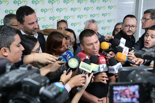 Conversatorio acuerdos comunidad Nutabe
Conversatorio acuerdos comunidad Nutabe.
Fecha: 4 Julio 2019
Para descargar esta fotografía en alta resolución, haga clic sobre la imagen hasta que la misma se despliegue en la pantalla completa; luego dé clic derecho y elija la opción "guardar imagen como". 
En caso de publicación por cualquier medio, solicitamos acompañarla del crédito: "Foto EPM"
Palabras clave: Conversatorio acuerdos comunidad Nutabe
