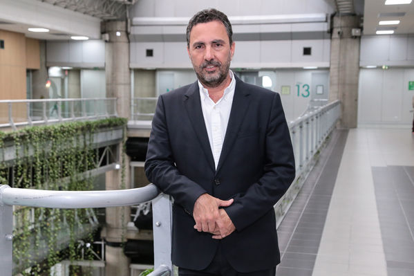 Gerente Jorge Londoño Dela Cuesta Julio 2019
Gerente Jorge Londoño De la Cuesta Julio 2019
Fecha: Julio 18 de 2019. 
Para descargar esta fotografía en alta resolución, haga clic sobre la imagen hasta que la misma se despliegue en la pantalla completa; luego dé clic derecho y elija la opción "guardar imagen como". 
En caso de publicación por cualquier medio, solicitamos acompañarla del crédito: "Foto EPM"
Palabras clave: Gerente Jorge Londoño Dela Cuesta Julio 2019