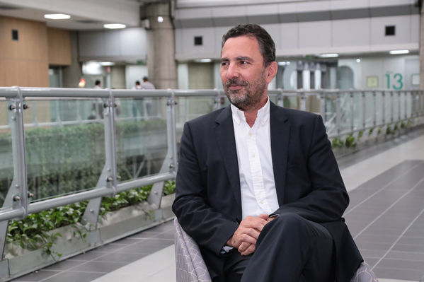 Gerente Jorge Londoño Dela Cuesta Julio 2019
Gerente Jorge Londoño De la Cuesta Julio 2019
Fecha: Julio 18 de 2019. 
Para descargar esta fotografía en alta resolución, haga clic sobre la imagen hasta que la misma se despliegue en la pantalla completa; luego dé clic derecho y elija la opción "guardar imagen como". 
En caso de publicación por cualquier medio, solicitamos acompañarla del crédito: "Foto EPM"
Palabras clave: Gerente Jorge Londoño Dela Cuesta Julio 2019