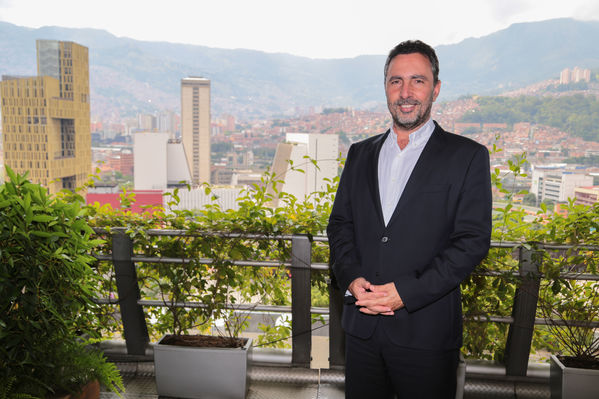 Gerente Jorge Londoño Dela Cuesta Julio 2019
Gerente Jorge Londoño De la Cuesta Julio 2019
Fecha: Julio 18 de 2019. 
Para descargar esta fotografía en alta resolución, haga clic sobre la imagen hasta que la misma se despliegue en la pantalla completa; luego dé clic derecho y elija la opción "guardar imagen como". 
En caso de publicación por cualquier medio, solicitamos acompañarla del crédito: "Foto EPM"
Palabras clave: Gerente Jorge Londoño Dela Cuesta Julio 2019