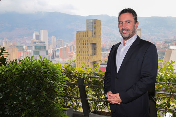 Gerente Jorge Londoño Dela Cuesta Julio 2019
Gerente Jorge Londoño.
Fecha: 4 Julio 2019.
Para descargar esta fotografía en alta resolución, haga clic sobre la imagen hasta que la misma se despliegue en la pantalla completa; luego dé clic derecho y elija la opción "guardar imagen como". 
En caso de publicación por cualquier medio, solicitamos acompañarla del crédito: "Foto EPM"
Palabras clave: Gerente Jorge Londoño Dela Cuesta Julio 2019