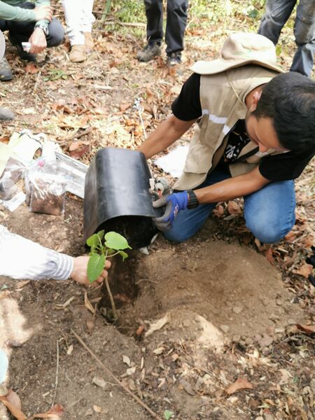 Restauración forestal proyecto hidroeléctrico Ituango
Restauración forestal proyecto hidroeléctrico Ituango.
Fecha: 6 Julio 2020.
Para descargar esta fotografía en alta resolución, haga clic sobre la imagen hasta que la misma se despliegue en la pantalla completa; luego dé clic derecho y elija la opción "guardar imagen como". 
En caso de publicación por cualquier medio, solicitamos acompañarla del crédito: "Foto EPM"
Palabras clave: Restauración forestal proyecto hidroeléctrico Ituango