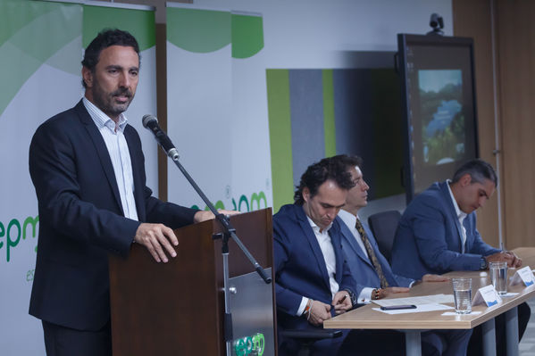 Rueda Prensa EP Rionegro
Rueda de Prensa EP Rionegro.
Fecha: Julio 10 de 2017
Para descargar esta fotografía en alta resolución, haga clic sobre la imagen hasta que la misma se despliegue en la pantalla completa; luego dé clic derecho y elija la opción "guardar imagen como". 
En caso de publicación por cualquier medio, solicitamos acompañarla del crédito: "Foto EPM"
Palabras clave: Rueda Prensa EP Rionegro