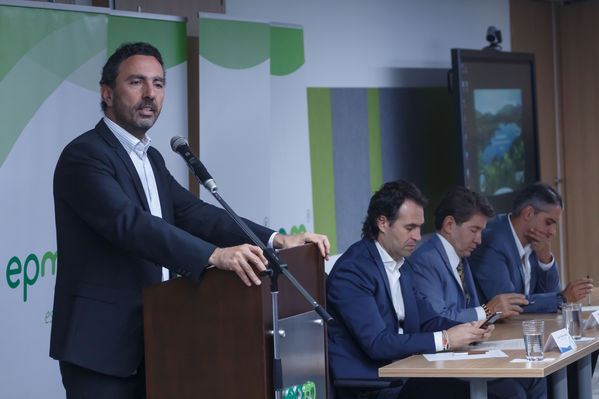 Rueda Prensa EP Rionegro
Rueda de Prensa EP Rionegro.
Fecha: Julio 10 de 2017
Para descargar esta fotografía en alta resolución, haga clic sobre la imagen hasta que la misma se despliegue en la pantalla completa; luego dé clic derecho y elija la opción "guardar imagen como". 
En caso de publicación por cualquier medio, solicitamos acompañarla del crédito: "Foto EPM"
Palabras clave: Rueda Prensa EP Rionegro