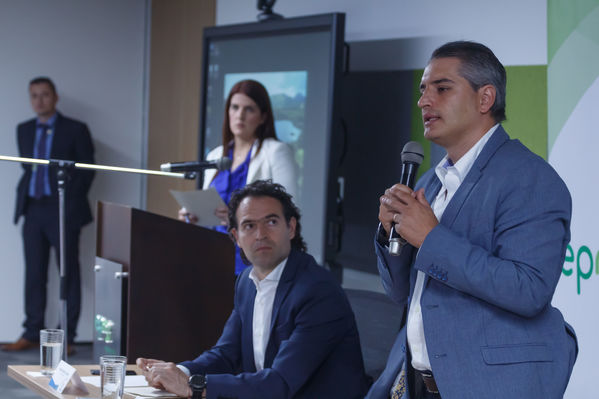 Rueda Prensa EP Rionegro
Rueda de Prensa EP Rionegro.
Fecha: Julio 10 de 2017
Para descargar esta fotografía en alta resolución, haga clic sobre la imagen hasta que la misma se despliegue en la pantalla completa; luego dé clic derecho y elija la opción "guardar imagen como". 
En caso de publicación por cualquier medio, solicitamos acompañarla del crédito: "Foto EPM"
Palabras clave: Rueda Prensa EP Rionegro