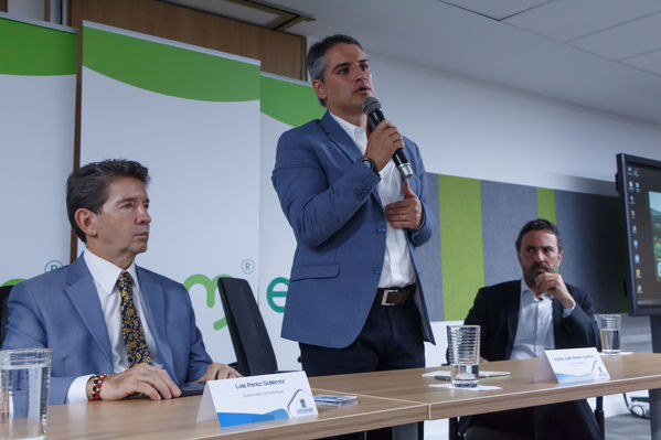 Rueda Prensa EP Rionegro
Rueda de Prensa EP Rionegro.
Fecha: Julio 10 de 2017
Para descargar esta fotografía en alta resolución, haga clic sobre la imagen hasta que la misma se despliegue en la pantalla completa; luego dé clic derecho y elija la opción "guardar imagen como". 
En caso de publicación por cualquier medio, solicitamos acompañarla del crédito: "Foto EPM"
Palabras clave: Rueda Prensa EP Rionegro